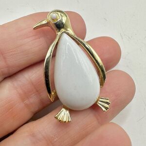 Gerrys vintage white and gold penguin brooch